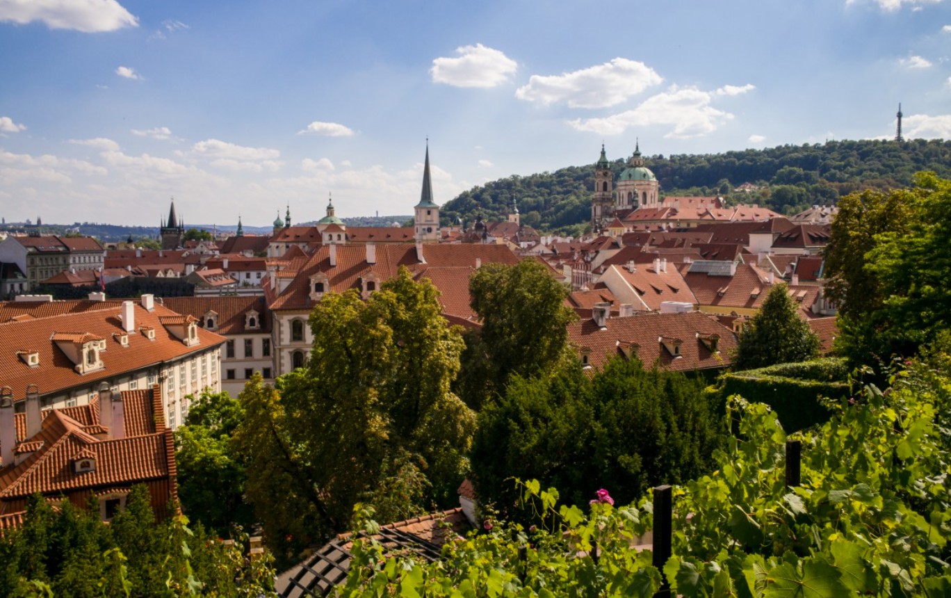 Waldsteingarten Prag: Tropfsteinwand, gestohlene Skulpturen und der tschechische Senat