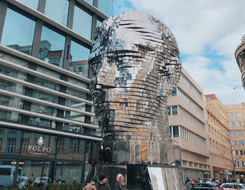 Franz Kafka – Rotierender Kopf von David Černý nahe Národní třída